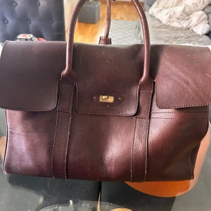 Väska - Mulberry väska låset behöver sättas fast på ngt sätt.   