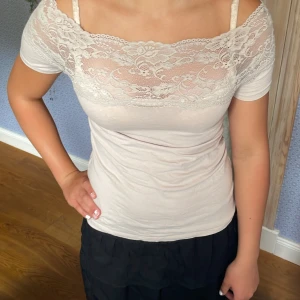 Beige topp med spets - Söt och somrig beige topp från hm i storlek s ⭐️ (litet hål på insidan av armen som inte syns vid användning bild 3) kontakta vid frågor och använd gärna köp nu 💞