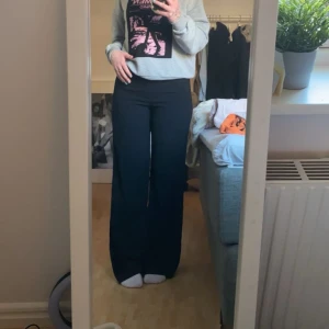 Lågmidjade Kostymbyxor  - Ett par lågmidjade kostymbyxor från Nelly i storlek 38! Dom är väldigt sköna med tunt material. De har inga fickor.  Lite slitna där nere vid fötterna men annars inga defekter. Säljer pga för stora Köparen står för frakt! 