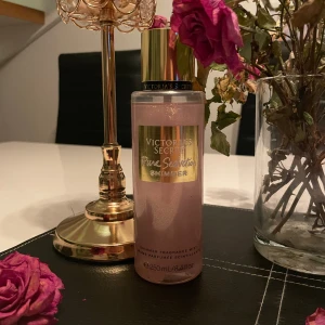 Victoria Secret- Pure Seduction Shimmer - En blommig och långvarig mist! Lukar som söt sommar i en flaska och ger av lite glitter, perfekt som en extra touch innan utgång! 💕Endast använd fåtal gånger för att ge glitter innan utgång på klänningar💕 (250ml, nypris 349kr) 