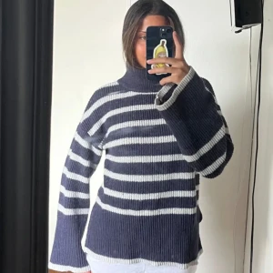 Stickad tröja - En randig jätte fin stickad tröja knappt använd 