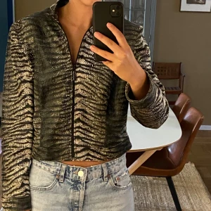 Tunn jacka  - Supercool och unik kroppen jacka! Köpt secondhand, passar mig perfekt som är storlek S och 169 lång. Skriv för frågor eller funderingar🥰