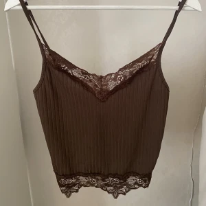 Topp Brun - Fin brun topp med lace-detaljer! Knappt använd & i fint skick