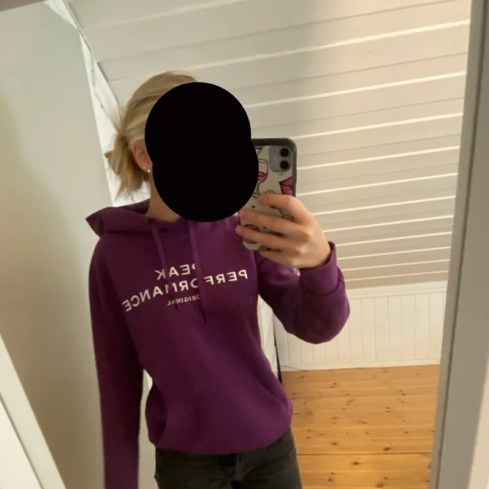 lila hoodie från peak performance. priset går att diskuteras💜. Hoodies.