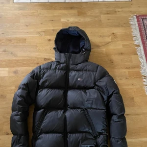 Tommy Hilfiger vintern jacka  - Tja nu säljer jag min Tommy Hilfiger vintern jacka den har blivit ganska använd men är i mycket bra skick 