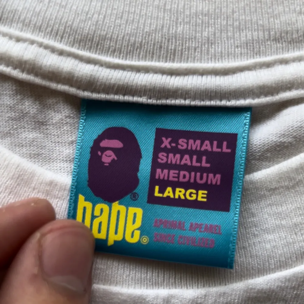 Bape T-shirt från 2006, väldigt sällsynt.   Väldigt bra skick  Storlek: L  Skriv gärna vid frågor :). T-shirts.