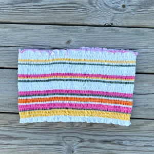 Bandeu topp från Bik Bok storlek S - Väldigt söt bandeu topp från BikBok i storlek S. Superfint skick, som ny.