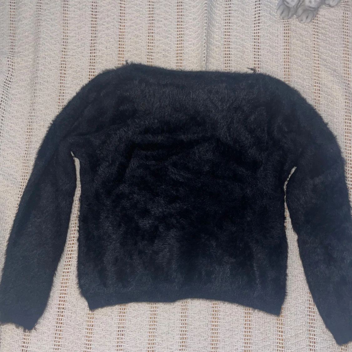 Svart tröja med fluffigt material