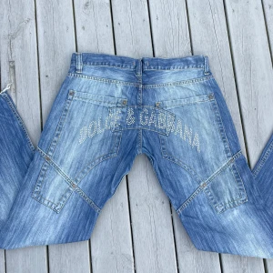 Dolce Gabbana vintage jeans - Svincoola Dolce Gabbana jeans, lågmidjade och relativt baggy. Hör av dig vid fler frågor!❣️❣️
