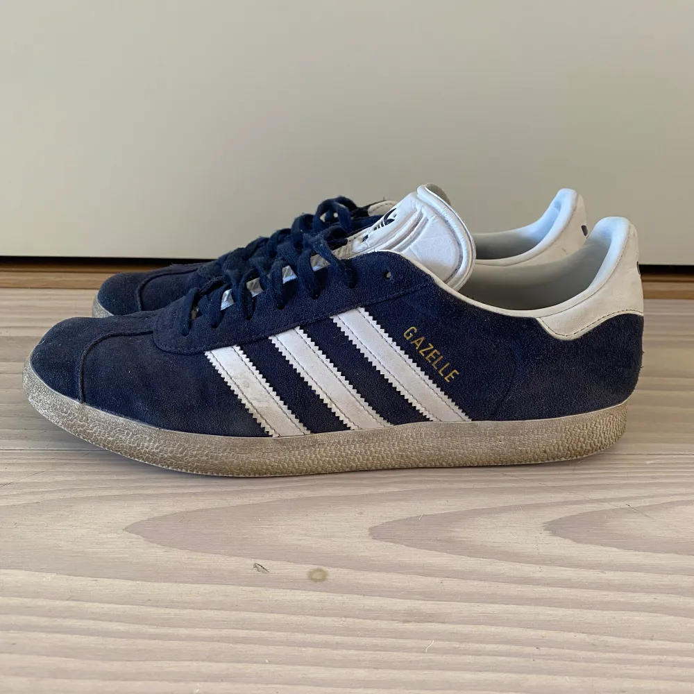 Säljer mina adidas gazelle skor i färgen blå, då jag inte använder dom längre. Dom är lite smutsiga, vilket går att tvätta bort, men annars är det inga stora skador:) pris går också att diskuteras:). Skor.