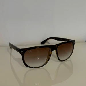 Rayban Boyfriend - Ett par Rayban boyfriend i toppskick. Självfallet äkta. Färgen brun. 56/15 