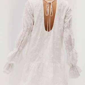 Vit klänning - Jättefin klänning från nakd! Jättefin att ha till t.ex Konfa eller student🤍 använd 2 gånger