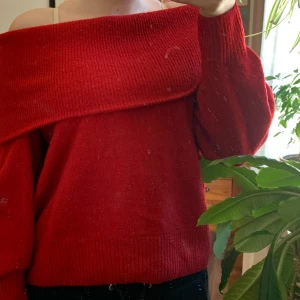 Röd stickadtröja - En jättefin off the shoulder tröja! 
