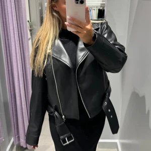 Skinnjacka  - Säljer denna super fina skinnjacka, sparsamt använd 