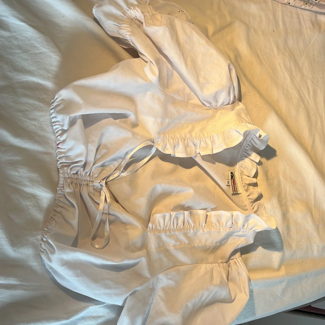 Vit blus med rosett  - 91