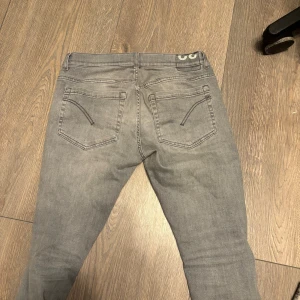 Gråa Dondup Jeans - George Dondup jeans. Bra kondition Tyvärr vet jag inte storlek eftersom morsan klippte av lapparna men passar jätte bra på mig (178cm) men såklart äkta