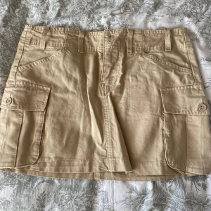 Brandy Melville kjol beige - Storlek xs-s/m Aldrig Andvänd 🤍