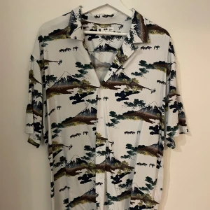 Hokusai Special Uniqlo Edition - Skjorta/Shirt - Hokusai - Skjorta / Shirt - Boston Museum of Arts Jag säljer min Hokusai-skjorta 100% original och i perfekt skick. Storlek: L Skick: Mycket Bra Sex: Man