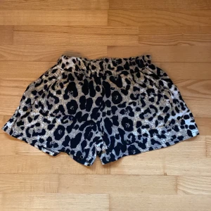 Leopardshorts - Säljer dessa mjukisshorts i leopardmönster då de inte kommer till användning längre. Mycket bra skick!!🐆🤎