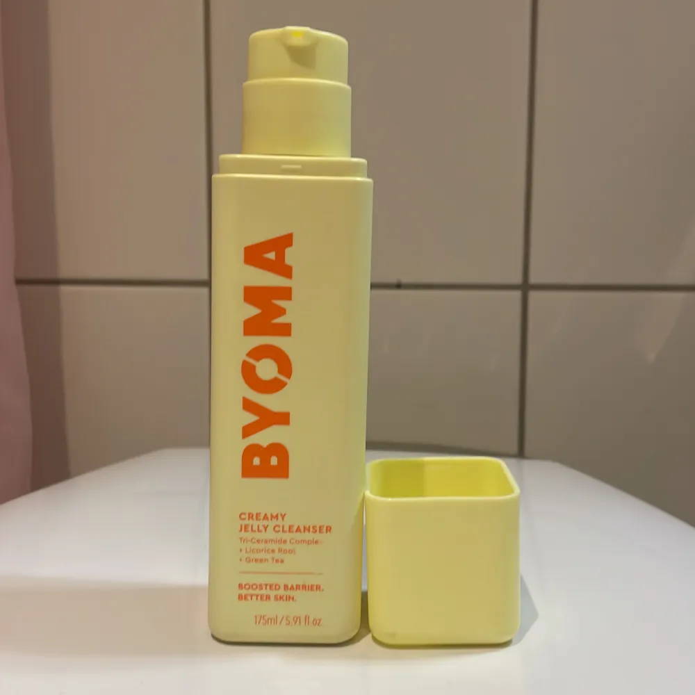 Jätte bra cleanser från Byoma, säljer pga av att jag köpte fel❤️ nästan helt ny och använd 1 gång❤️ öppen för byten, kontakta mig vid minsta fråga❤️. Skönhet.