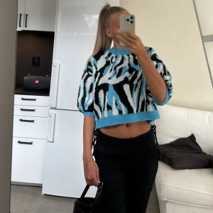Zebra topp från Zara - Super snygg topp i zebramönster från Zara, andvänd endast en gång, därför i nyskick🌸🌸