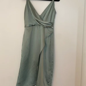 Grön satin klänning - Fint skick, använd en gång.