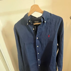 Ralph Lauren Skjorta - Säljer denna feta Ralph Lauren skjorta, 8/10 väldigt bra skick, 100% linne och perfekt för sommaren! Nypris: runt 1000-1500. Mitt pris: 399! Om du har någon fråga tveka inte att ställa den!
