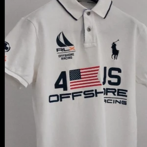 Chief keef polo - En fet chief keef polo skick 10/10 Strlk M passar M/S💯💯💯😍🙏🙏😍🙏😍🙏 Frågor kom privat💯💯 ja möter i tullinge o sthlm