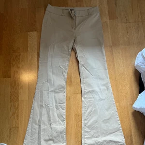 Beiga jeans - Beiga jeans i otroligt skönt och stretchigt material💛