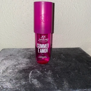 Sol de Janeiro Summer É Amor - SLUTSÅLD Säljer Sol de Janeiros nya limited edition sommar doft Summer É Amor. En söt parfym som doftar vanilj, orkidé och apelsinblomma, perfekt för en dag på stranden. Endast testad, sista bilden visar hur mycket som är kvar🫶
