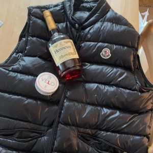 Moncler GUI väst - Säljer min fina moncler väst i nyskick då den inte kommer till användning, använd fåtal gånger. Köpt 2nd hand så är inte hundra på om den är äkta men NFC funkar på alla tags. Priset är inte hugget i sten!