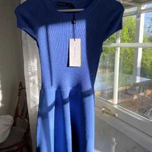 Blå ribstickad klänning från Karen Millen. Aldrig använd  med prislapp kvar. Originalpris 1699kr, köpt på NK i Göteborg.