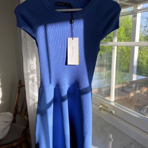 Karen Millen klänning xs - Blå ribstickad klänning från Karen Millen. Aldrig använd  med prislapp kvar. Originalpris 1699kr, köpt på NK i Göteborg.
