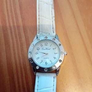 Klocka med rem - Klocka med ram och vita stenar runtomkring.märke Euro Watch.nytt batteri behövs o rem.