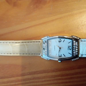 Klocka med rem och stenar - Klocka med rem och stenar .Qurtz. nytt batteri och ev rem behövs.