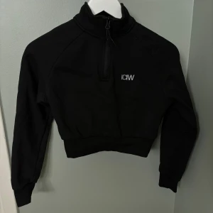 ICIW croppad half zip - Svart croppad half zip tröja från ICIW! Endast använd ett fåtal gånger så i fint skick!