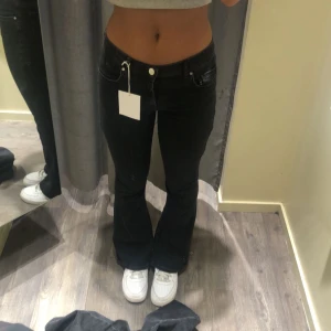 Jeans  - Säljer dessa jätte fin lågmidjade bootcut jeansen då de inte kommer till användning längre. (Färgen på dem är lite ut-tvättad)   I jeansen insida står det att de är storlek 31 men skulle vilja säga att de sitter som en xs/S då de är töjbara💕