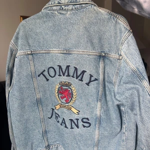 Tommy jeans jeansjacka - Den är baggy så storlek känns som M fast den är S