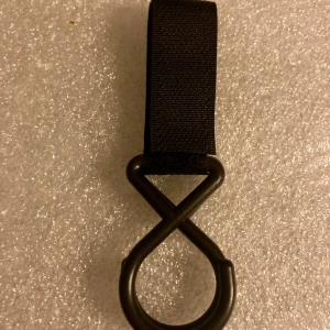 *NY*Svart krok för barnvagn  - Dubbelkrok för barnvagn i hårdplast med kardborreband.