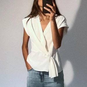 Zara blus - Lite för stor där av säljer ❤️ ord. 350kr