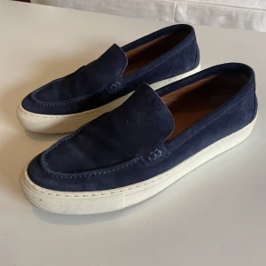 Loafers  - Säljer dessa rikigt feta loafers ifrån These Glory Days! Helt perfekta till sommaren och är i toppen skick! 🤩🌊 Storlek 42  Hör av dig vid funderingar!
