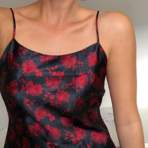 Slip dress med rosmotiv - Mini klänning i satin med ros mönster<3 säljer pga lite för liten på mig då jag brukar ha M i klänningar. Bild 1 lånad från tidigare listing.