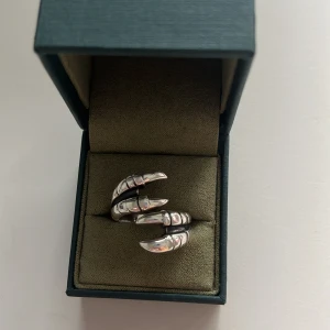 Maria Nilsdotter ring  - Tryck inte på köp direkt! Säljer min Maria Nilsdotter ring.Det är deras claw ring double i oxiderad silver. Den är i väldigt bra skick då den inte har används så mycket. Skulle gissa på att storleken är 18. Kan sälja direkt för 3500 annars högst bud.