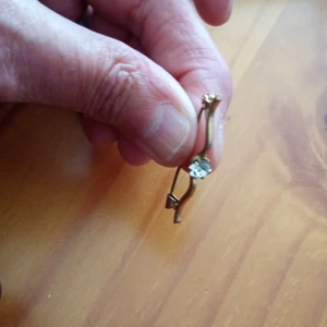 Brosch guldfärgad metall pilbåge  - Brosch guldfärgad metall pilbåge.