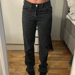 Straight jeans  - Straight jeans från zara i storlek 36! Byxorna är i ett mycket fint skick! Pris kan diskuteras 🌸