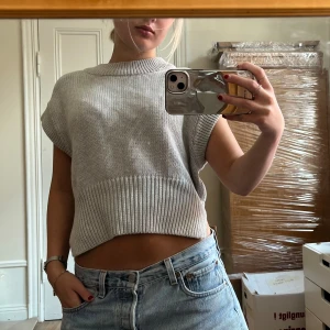 Grå kortärmad stickad tröja! - Jätte fin stickad tröja med korta ärmar! Sparsamt använd. Jätte fin ljusare grå färg.