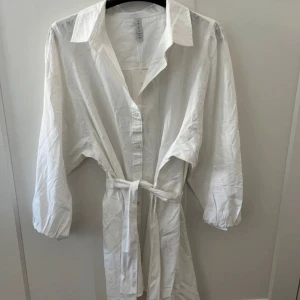 Klänning  - super shortklänning med knappar och ” bälte ” endast testad, prislapp kvar.