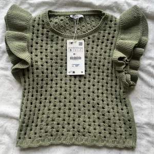 Stickad topp - Grön stickad/virkad topp från zara aldrig använd köpt för 19 euro motsvarar ca 200kr säljs för 100kr