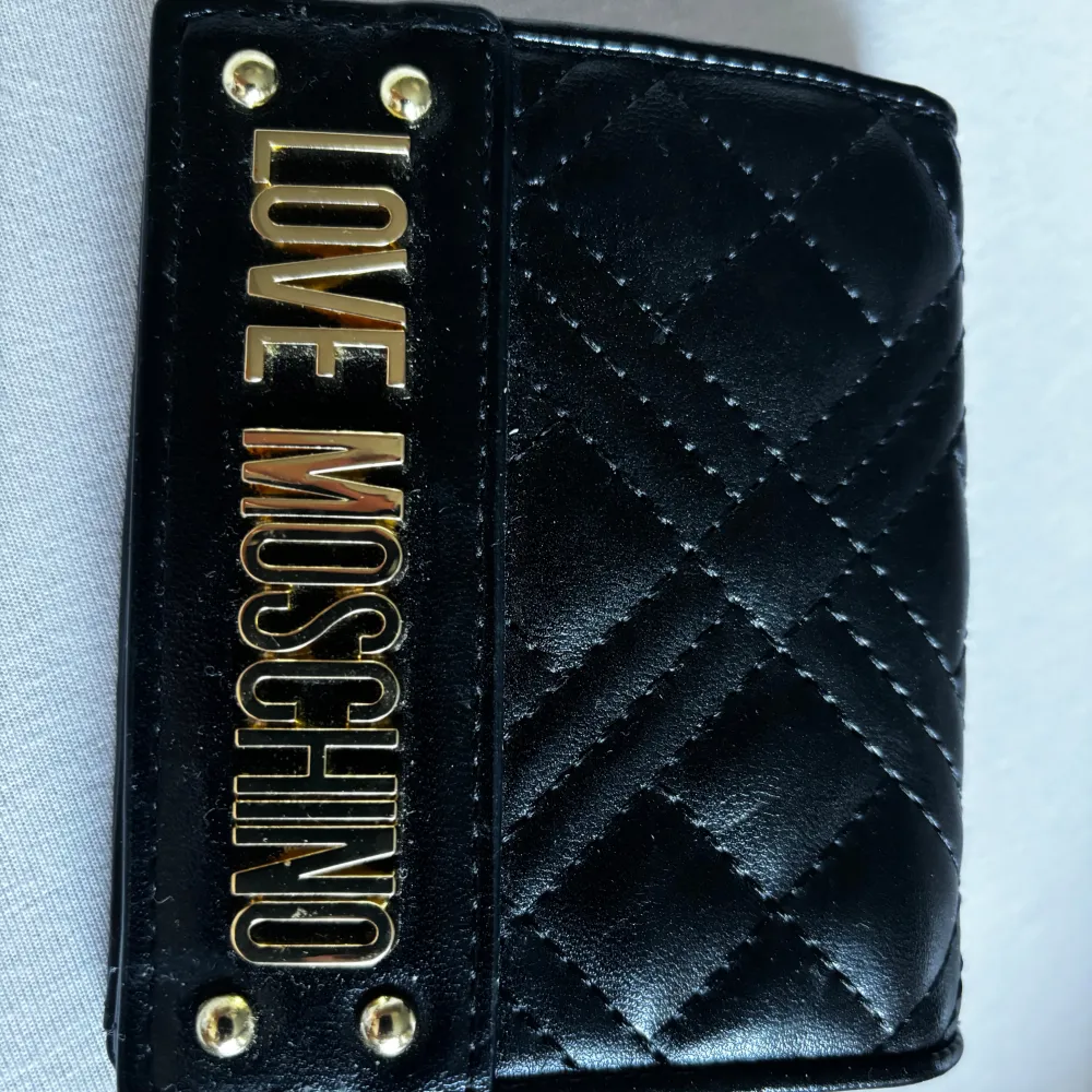 Säljer denna plånbok från LOVE MOSCHINO som aldrig kommit till användning💕. Väskor.