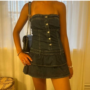 Jeansklänning - Säljer den här jötte snygga jeansklänningen köpt här på Plick 🥰Lånade bilder, modellen är 172 cm. Storlek M men passar XS-M då den har stretchig rygg.